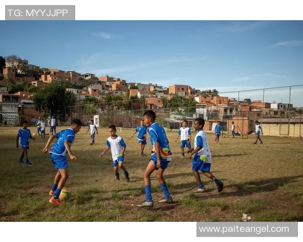 在绿茵场上追逐梦想爱上足球的激情与坚持 在绿茵场上追逐梦想爱上足球的激情与坚持